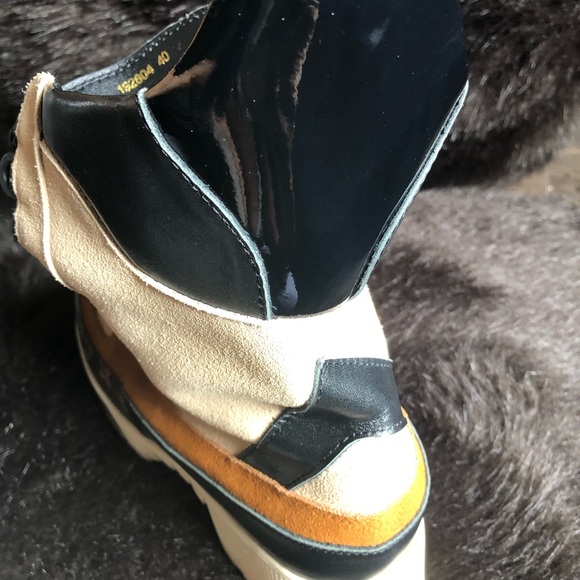 Authentic Louis Vuitton Laurate Boots - Picture 4 of 7